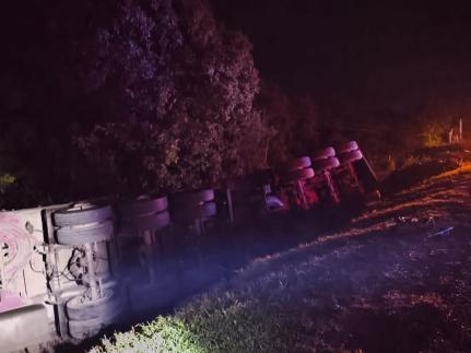 Motorista morre após carreta cair de ribanceira na BR-364.