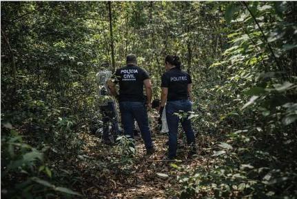 Ossada humana é encontrada em área de mata.