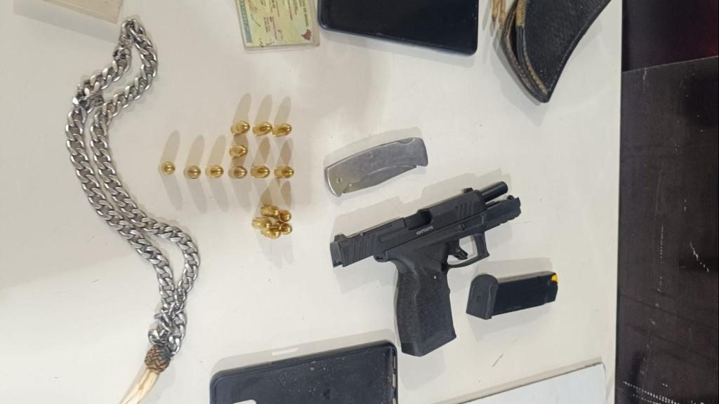 PM prende homem por porte ilegal de arma de fogo e apreende munições.
