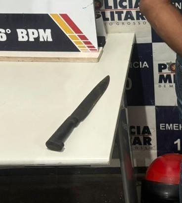 PM prende homem por tentativa de homicídio contra o próprio irmão com facão.