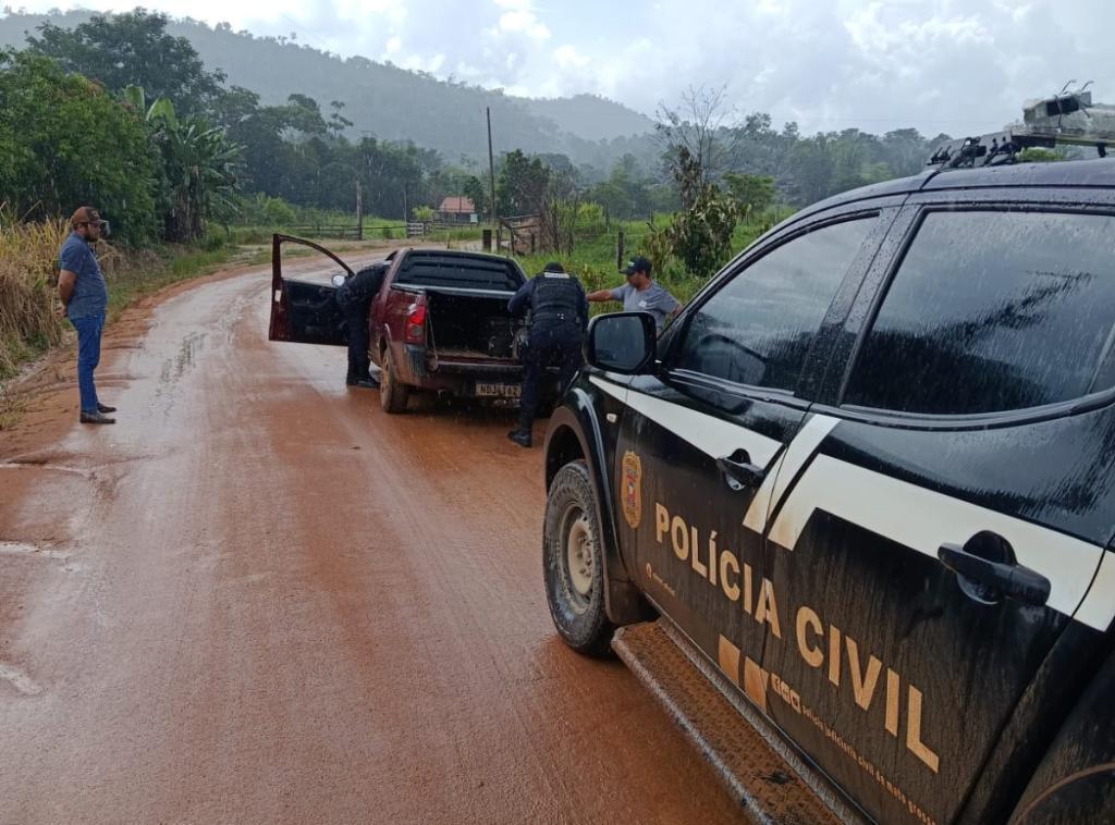 Polícia Civil apura denúncia e prende homem foragido da Justiça pelo crime de homicídio.