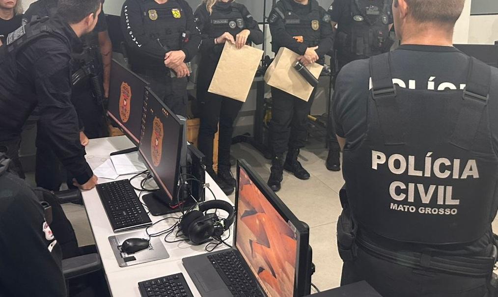 Polícia Civil cumpre 20 ordens judiciais contra grupo de traficantes.