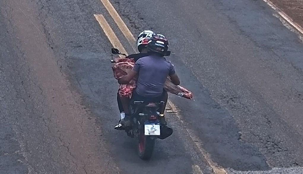 Polícia Civil identifica e conduz 11 pessoas para a delegacia por saquear carga de carne na MT-235.