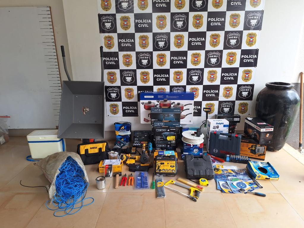 Polícia Civil prende casal que vinha praticando furtos no comércio.