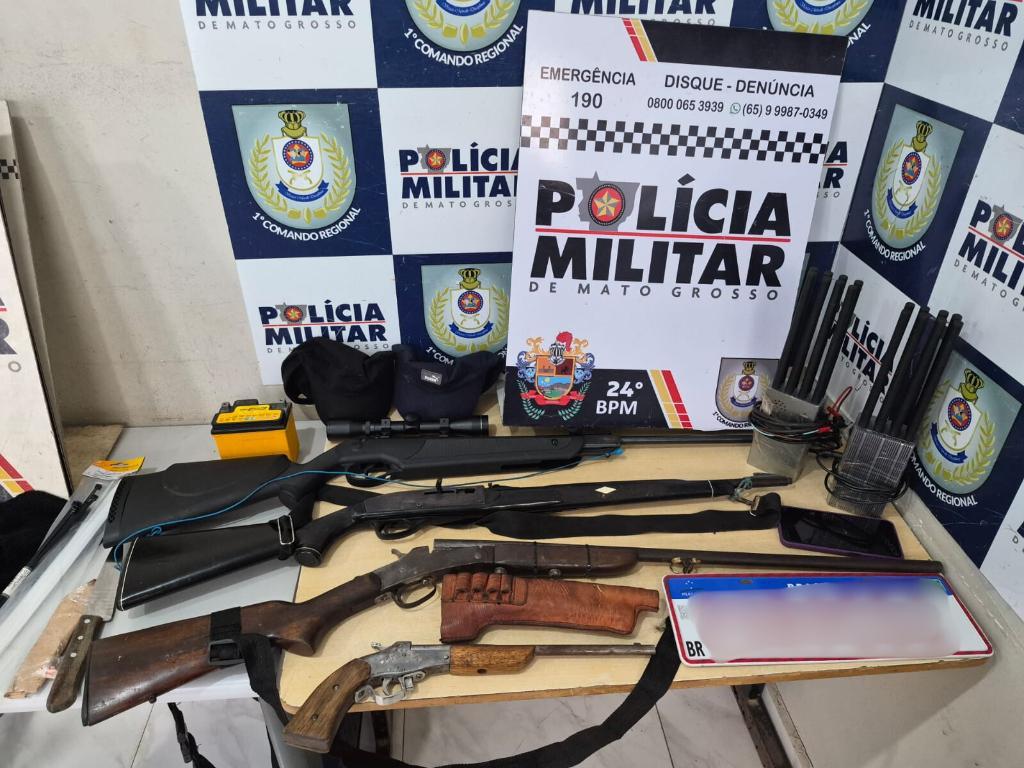 Polícia Militar apreende armas de fogo e recupera veículos após roubo em propriedade rural.