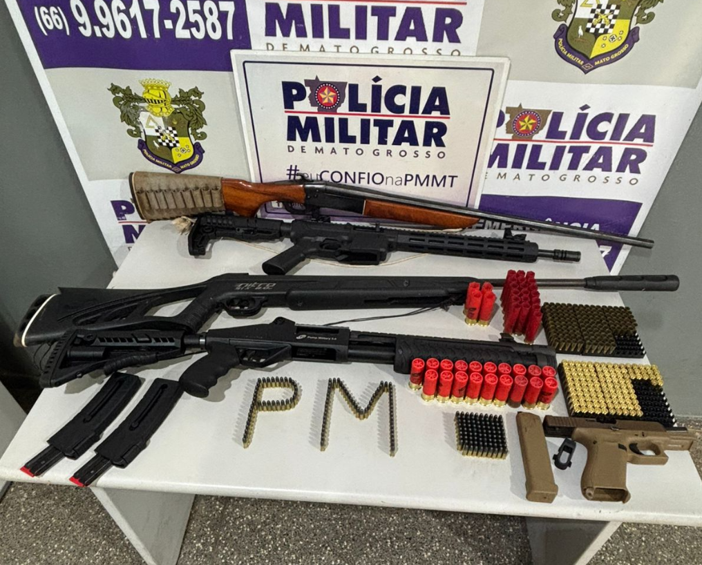 Polícia Militar apreende cinco armas de fogo e mais de 400 munições.