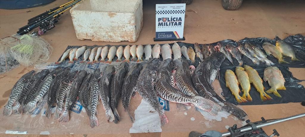 Polícia Militar prende dois homens em flagrante com 48 unidades de pescado irregular.