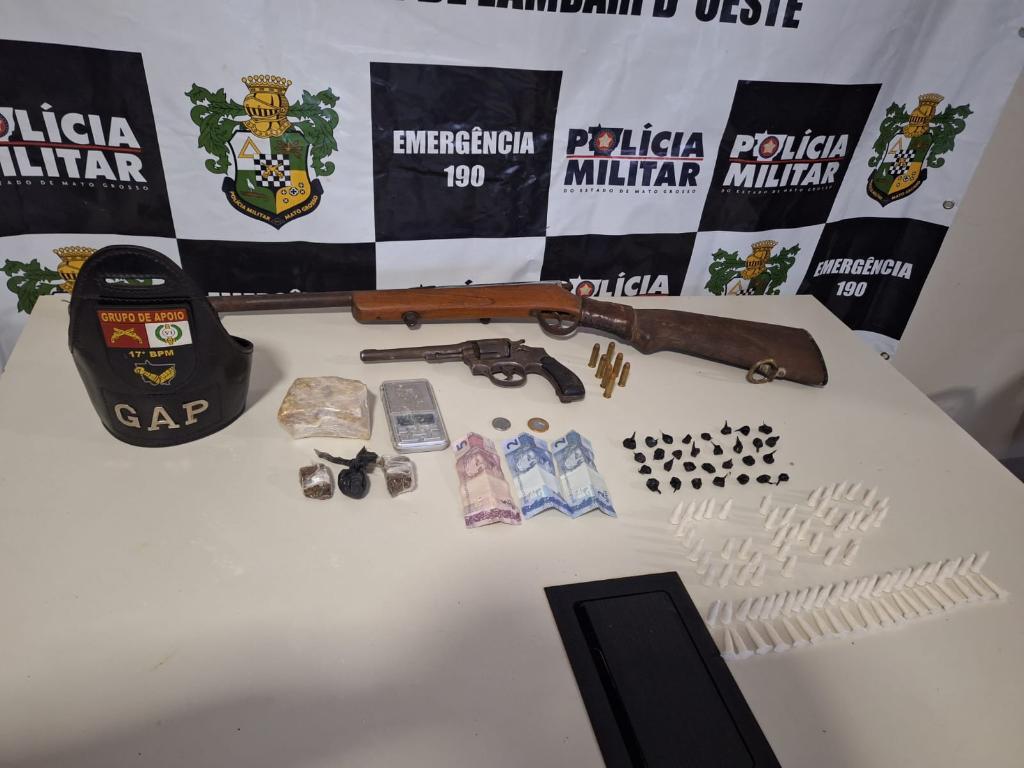 Polícia Militar prende faccionado por tráfico de drogas, apreende 119 entorpecentes e um fuzil.