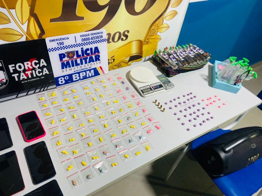 Polícia Militar prende foragido da Justiça, apreende 238 porções de drogas e munições.