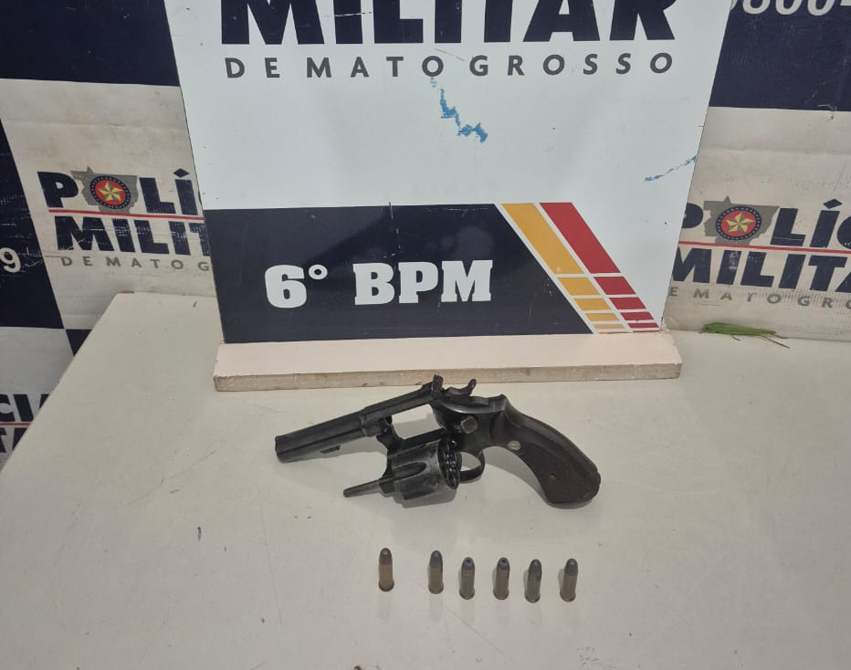 Polícia Militar prende homem por porte ilegal de arma de fogo e apreende munições.