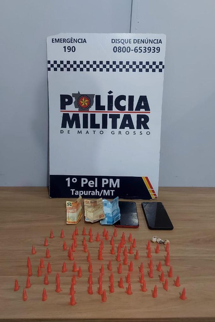 Polícia Militar prende jovem de 18 anos e apreende adolescente por tráfico de drogas.