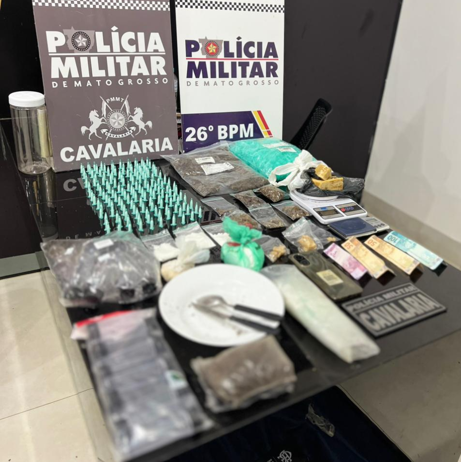 Polícia Militar prende três pessoas suspeitas por tráfico de drogas e abandono de incapaz.