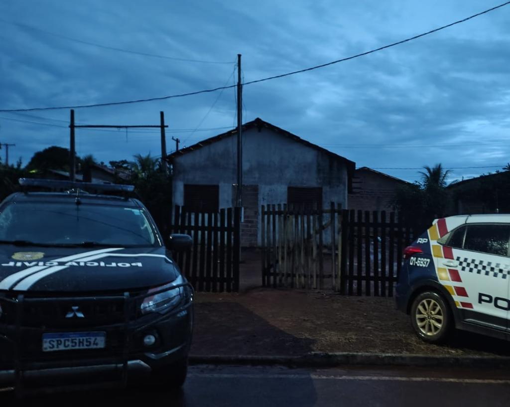Polícias Civil e Militar prendem mulher por tráfico e fecham ponto de venda de drogas.
