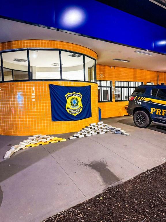 PRF apreende mais de 65 kg de drogas na BR-070.