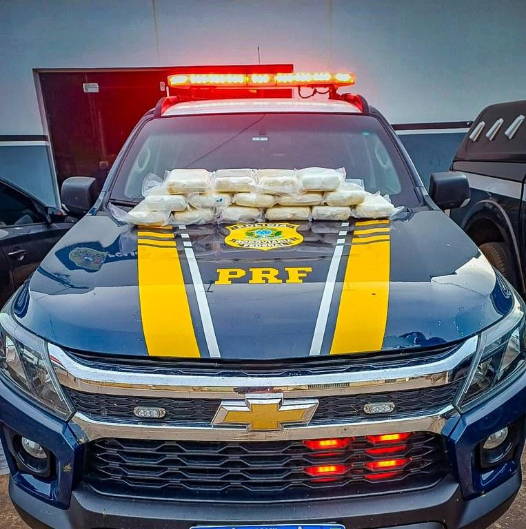 PRF flagra transporte de drogas em duas abordagens a ônibus.