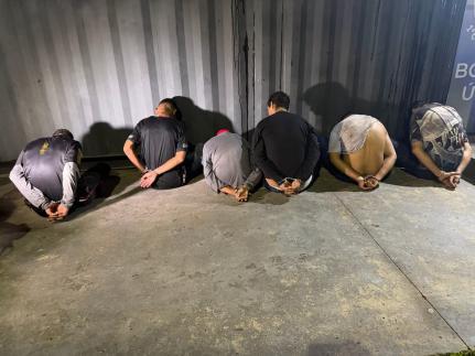Quadrilha invade casa e faz família refém durante roubo, 6 são presos pela polícia.