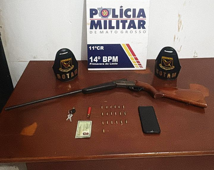 Rotam apreende espingarda e munições e prende homem por porte ilegal.