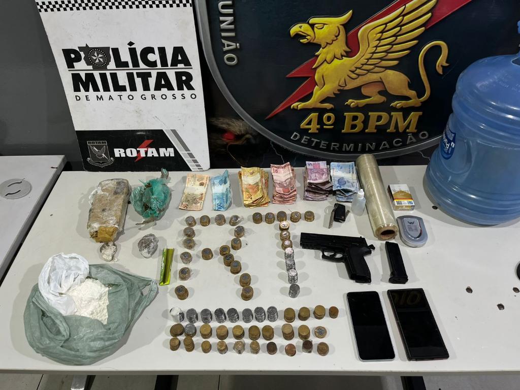 Rotam prende dois homens por tráfico, apreende simulacro de arma de fogo e localiza foragido da Justiça.