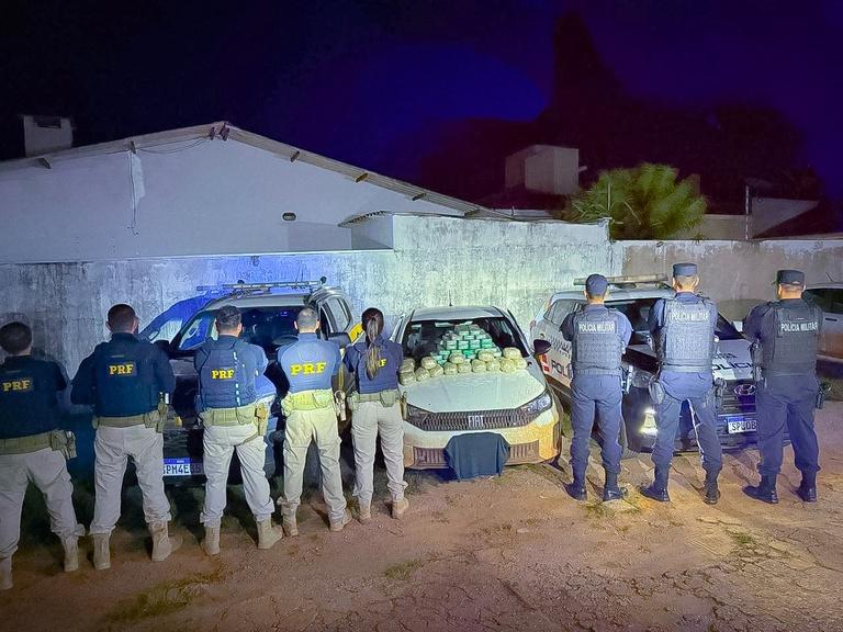 Ação conjunta da PRF e PM apreende drogas escondidas nas portas de veículo.
