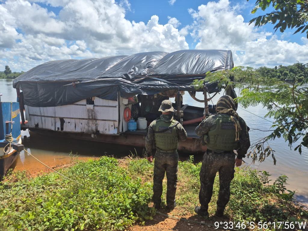 Batalhão Ambiental fecha garimpo ilegal e prende dois homens.