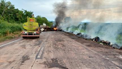 Batida entre duas carretas causa incêndio e tranca rodovia.