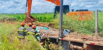 Caminhão sai da pista, cabine é esmagada e motorista morre em rodovia.