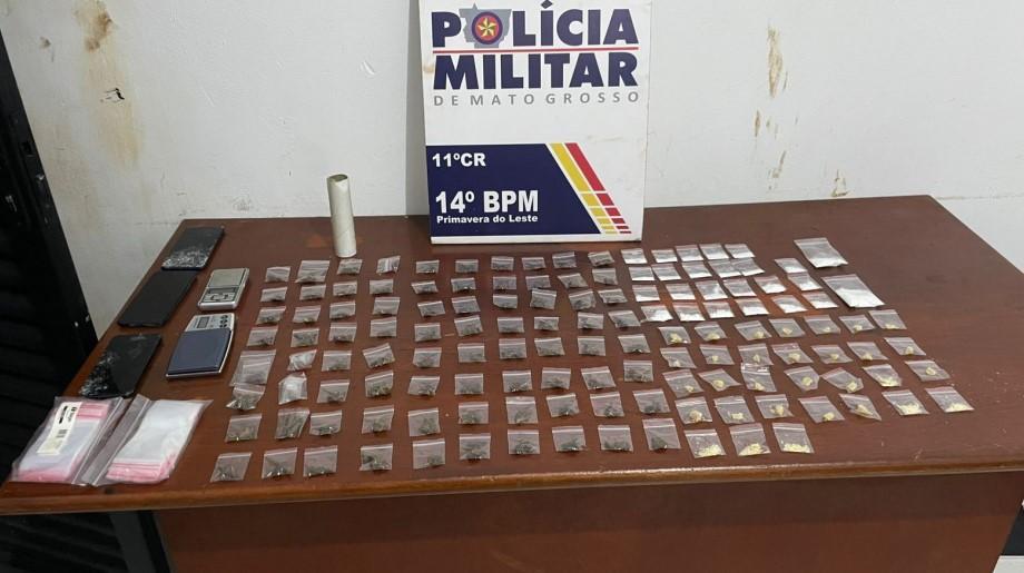 Casal de faccionados é preso com mais de 130 porções de drogas.