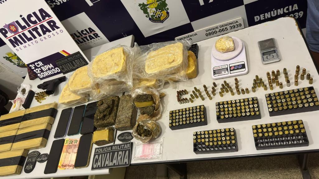 Cavalaria da PM detém oito faccionados por tráfico de drogas, apreende entorpecentes, pistolas e munições.