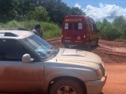 Corpo de Bombeiros resgatam mãe e recém-nascido após parto em área rural.