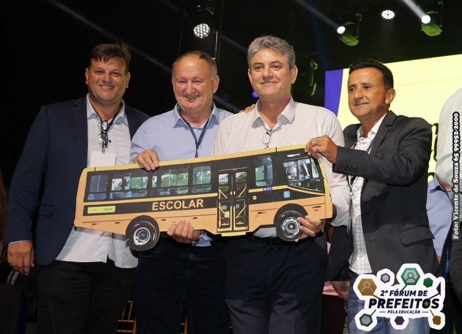 Figueirópolis D’Oeste é contemplado com ônibus escolar durante 2º Fórum de Prefeitos pela Educação em Cuiabá.