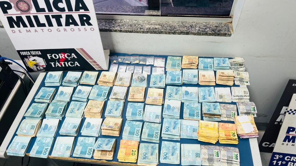 Força Tática apreende mais de R$ 64 mil e prende dupla suspeita por tráfico de drogas.