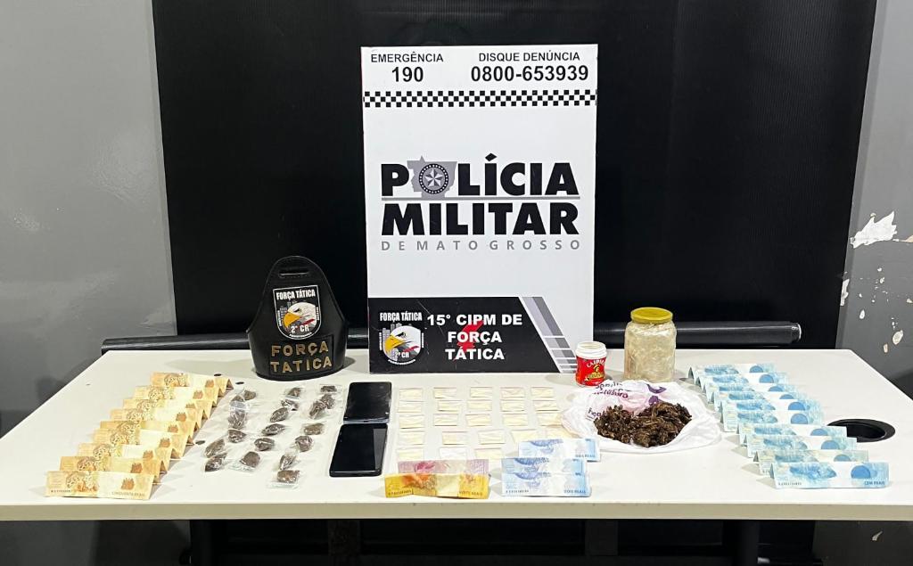 Força Tática prende dupla por tráfico de drogas e apreende 42 porções de entorpecentes.
