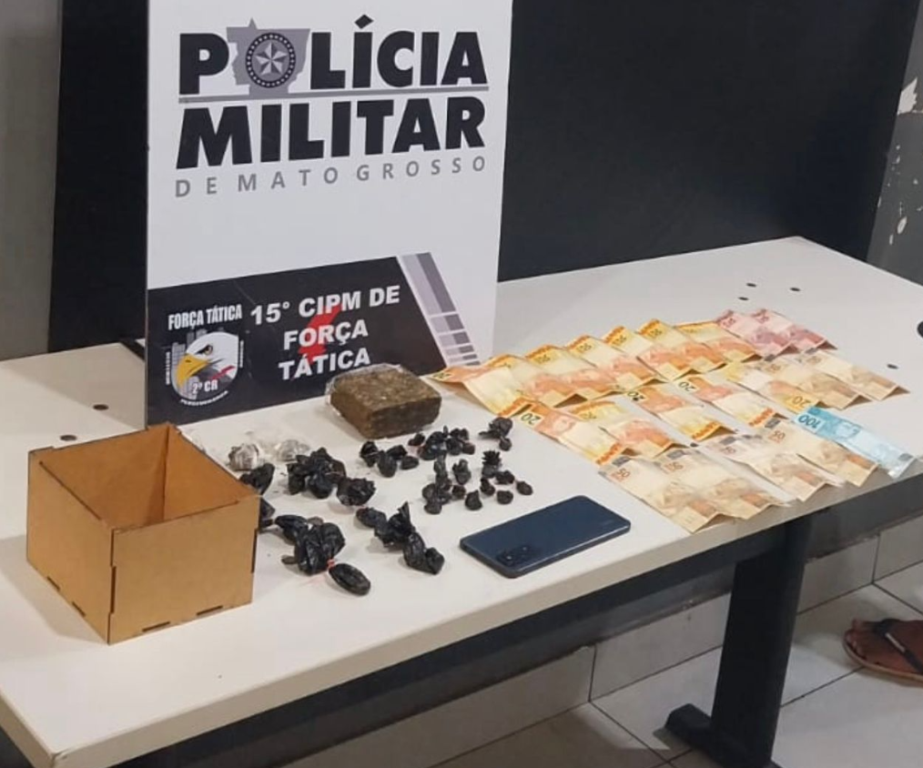 Força Tática prende homem por tráfico e localiza 22 porções de entorpecentes.