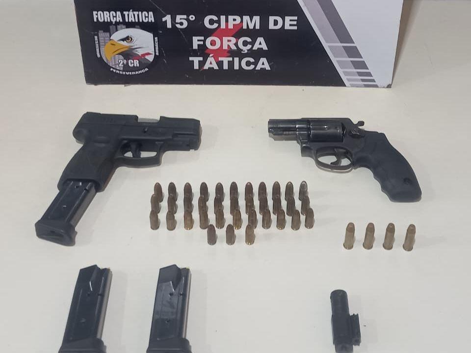 Força Tática prende homem que ameaçou esposa com armas de fogo.