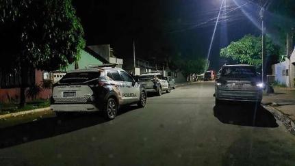 Jovem de 21 anos é executado com tiros de calibre 380 dentro de casa.