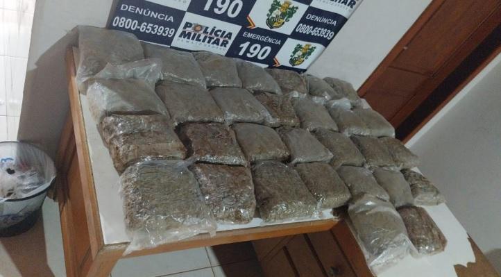 PM apreende 30 tabletes de super maconha em ônibus de viagem em Vila Bela da Santíssima Trindade.