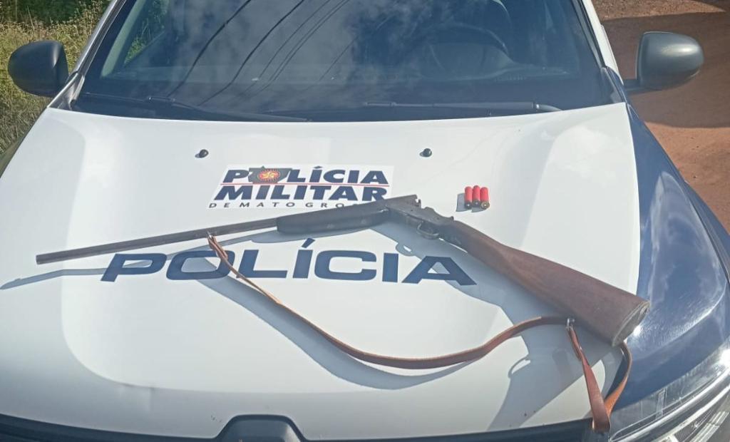 PM prende caminhoneiro por agressão e apreende espingarda.