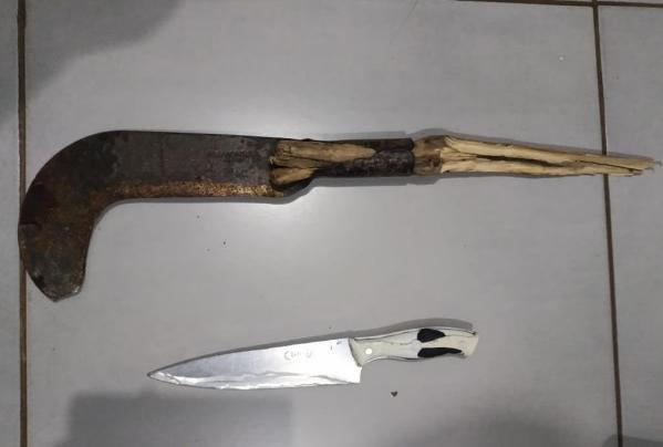 PM prende homem por agredir mulher e criança com golpes de foice e faca.