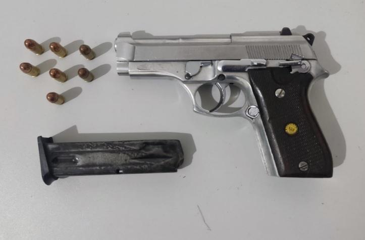 PM prende homem por porte ilegal de arma de fogo e apreende munições em bar.