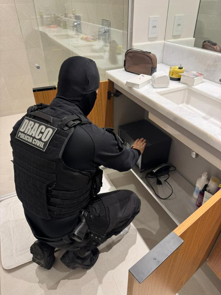 Polícia Civil cumpre 100 mandados contra esquema de lavagem de dinheiro de lideranças de facção criminosa.