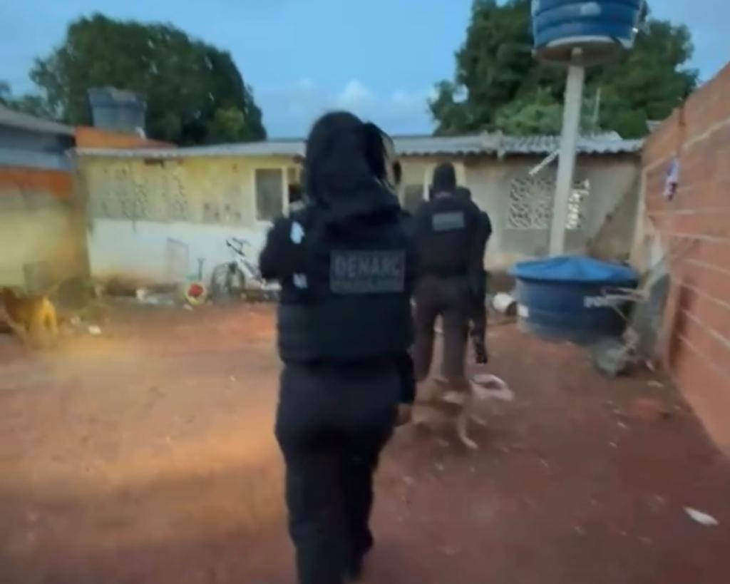 Polícia Civil cumpre 20 ordens judiciais contra núcleo de facção criminosa envolvida com tráfico de drogas.