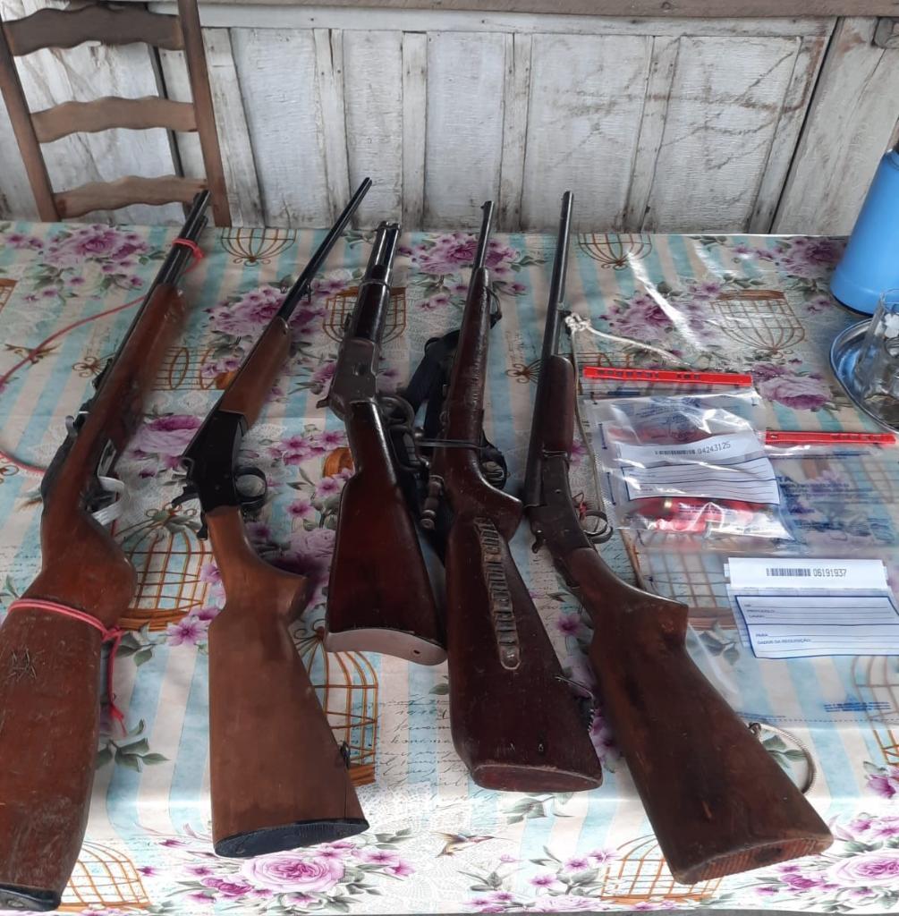 Polícia Civil cumpre dois mandados judiciais contra investigado por violência doméstica.