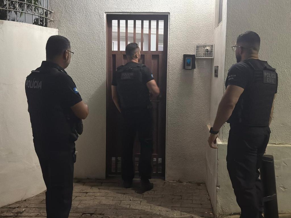 Polícia Civil cumpre mandados contra profissionais da advocacia que prometiam decisões judiciais mediante pagamento.