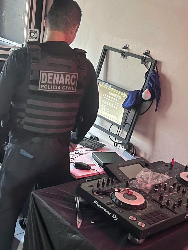 Polícia Civil cumpre mandados contra uma rede especializada em tráfico de drogas sintéticas.