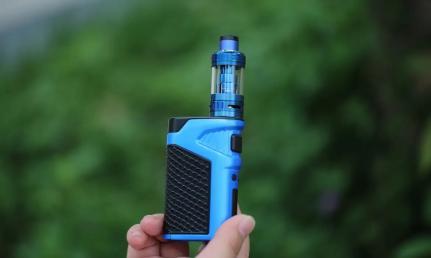 Polícia Civil e Vigilância Sanitária apreendem cigarros eletrônicos em tabacaria.