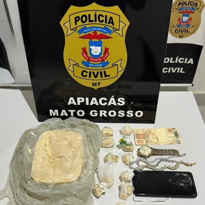 Polícia Civil prende mulher encontrada com drogas em casa monitorada por ser utilizada por facção.