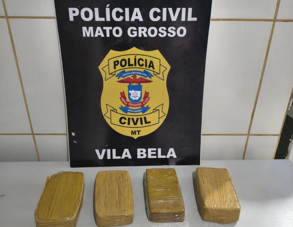 Polícia Civil prende três pessoas, apreende adolescente e fecha ponto de venda de drogas.