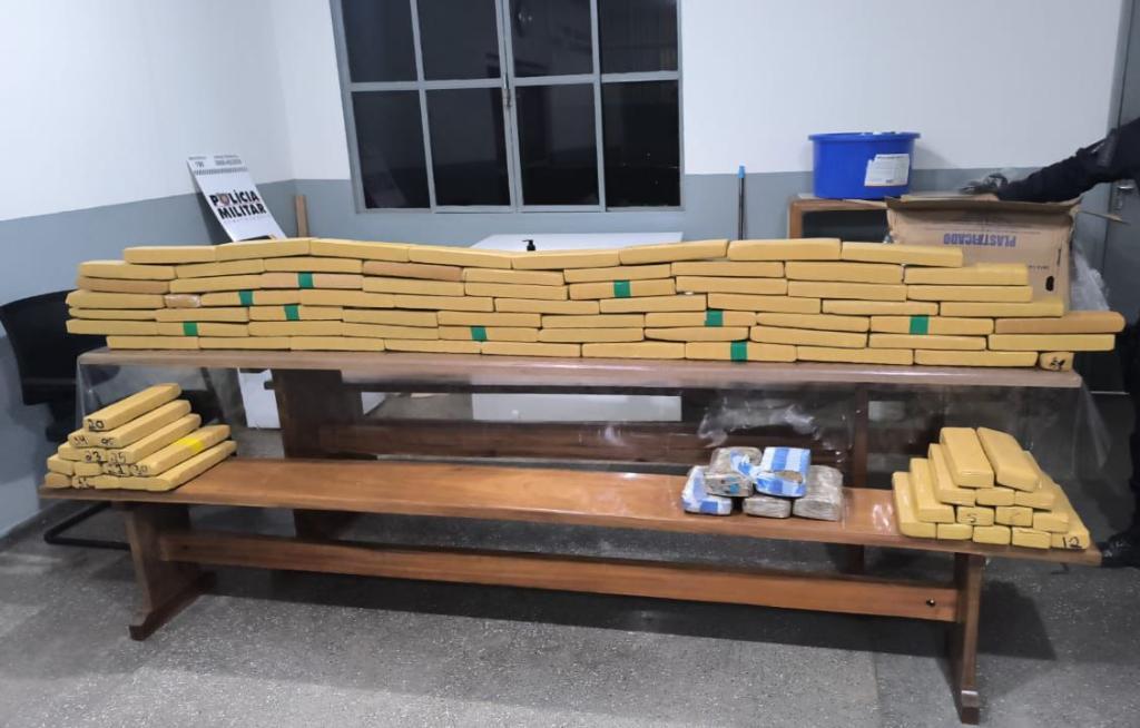 Polícia Militar apreende mais de 130 tabletes de entorpecente durante abordagem.