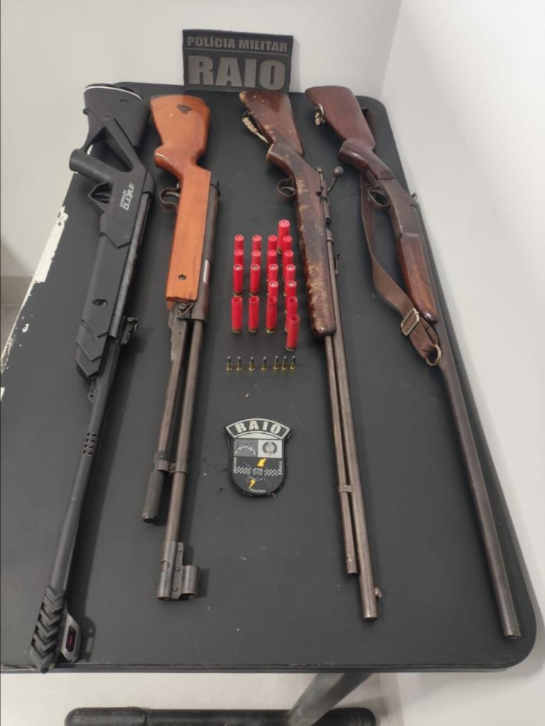 Polícia Militar apreende quatro espingardas, munições e prende homem por porte ilegal.