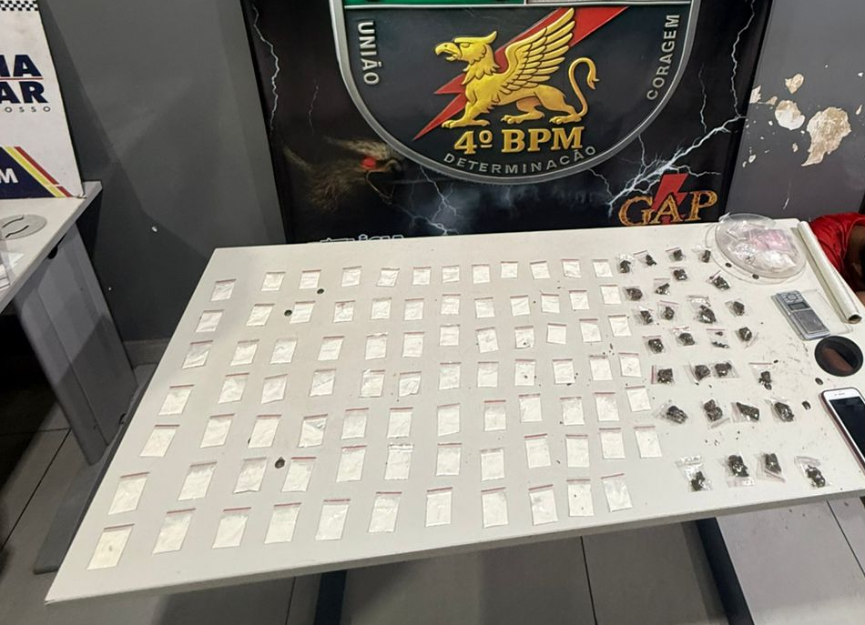 Polícia Militar conduz duas pessoas e apreende 111 porções de drogas.
